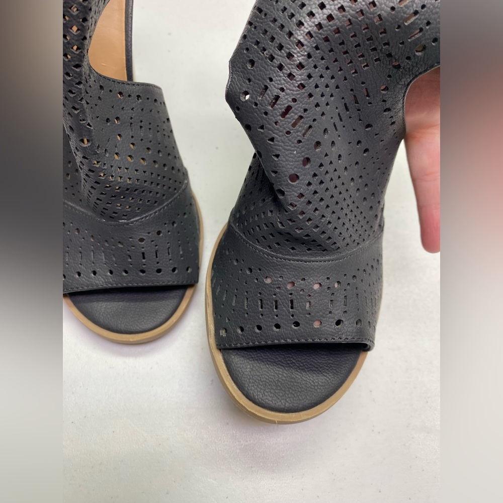 Call it Spring BLK Covered Sandals, 8 Winter Sale - Picture 2 of 10